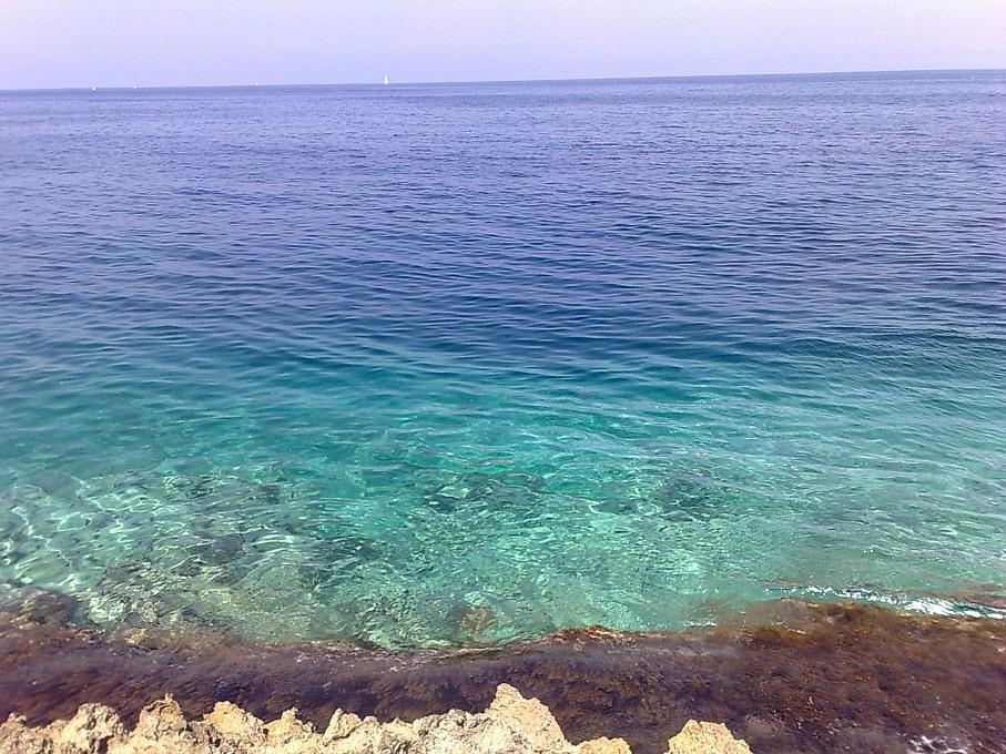 Accesso al mare roccioso 2 km